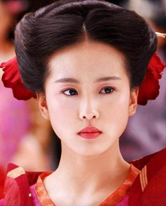 刘诗诗这个红妆是极简的凤冠霞帔，但是贵在颜值高！