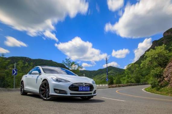 自动驾驶去跑山 试特斯拉Model S P90D