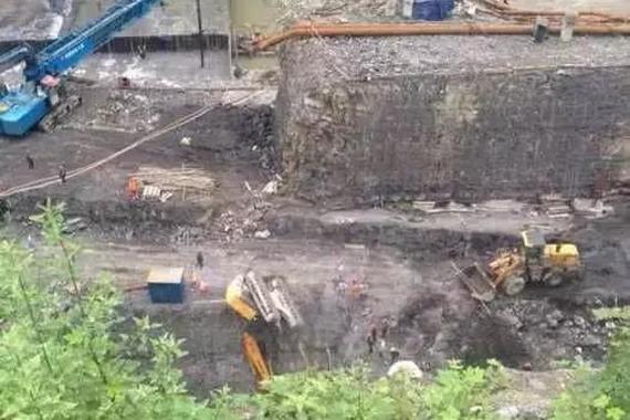 惊险一幕：挖机倒挂金钩，机手命悬一线