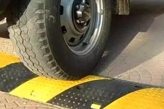 减速带这么过，车离报废不远了！