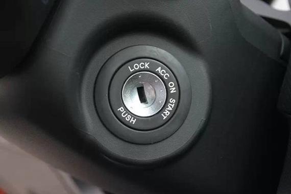 这样用钥匙毁电瓶、毁发动机…等车报废吧