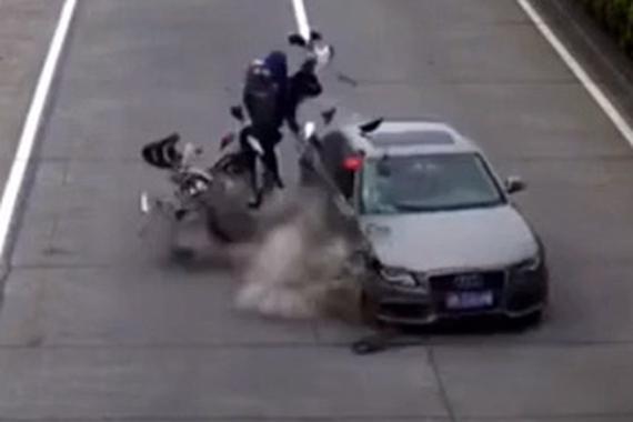 奥迪猛烈对撞电动车,这是他最后一次逆行