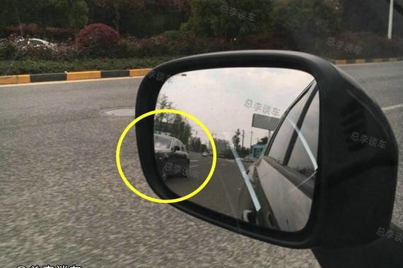 劳斯莱斯想超车 一看是老干妈的座驾