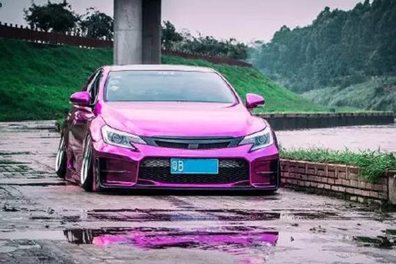 骚爆了 电镀玫红锐志改装案例