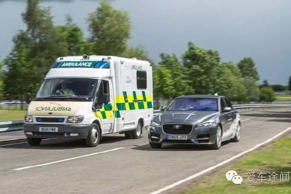 太吓人了 这一百辆捷豹路上跑却没司机