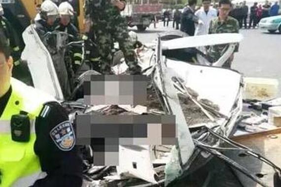 云阳今晨发生货车侧翻事故 5人死亡1人受伤