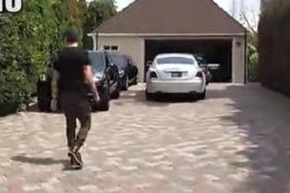 他拥有一车库的豪车 却因此而苦恼万分