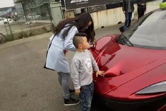 熊孩子才敢这样虐待价值千万的迈凯伦P1