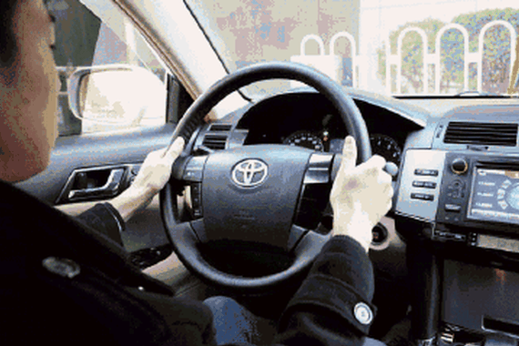 为什么大部分汽车方向盘设计成两圈半打满