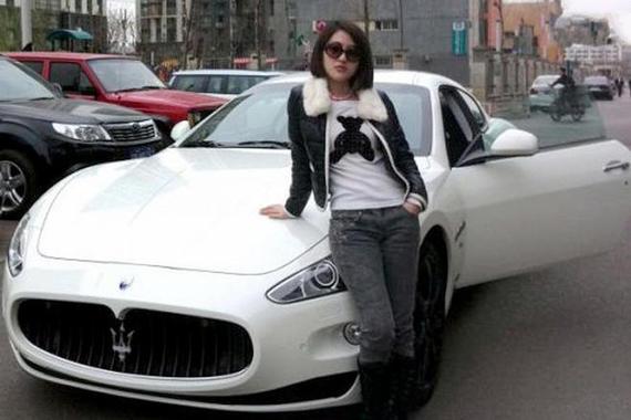 郭美美的外观 能不能配的上她的豪车？