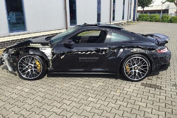 女司机暴力损坏：Porsche 911 Turbo S