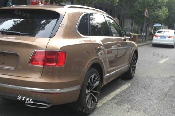 天价SUV 跟在后面压力好大