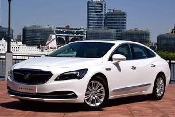 现在的美女这么有个性？说买宝马的是在犯傻！