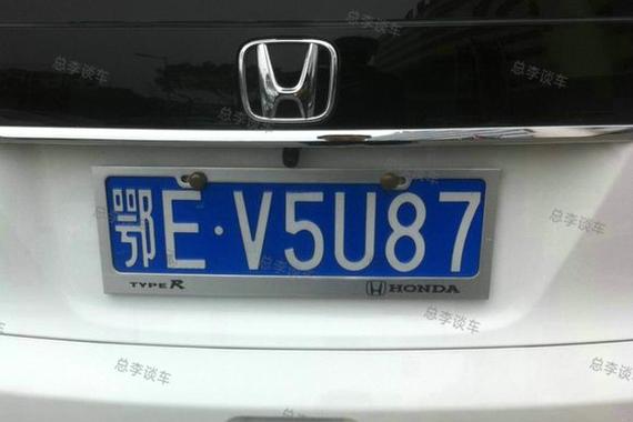 看到一辆大众 这车牌太内涵了