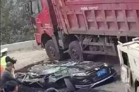 不作就不会死！遇到大货车记住这5条保命