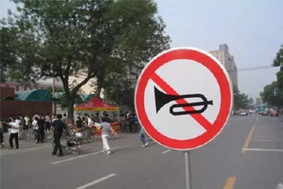 开车鸣笛引发惨案，为何国人喜欢按喇叭？