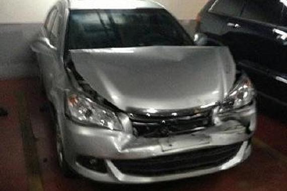 奇葩女司机引连环车祸 保险公司笑而不语