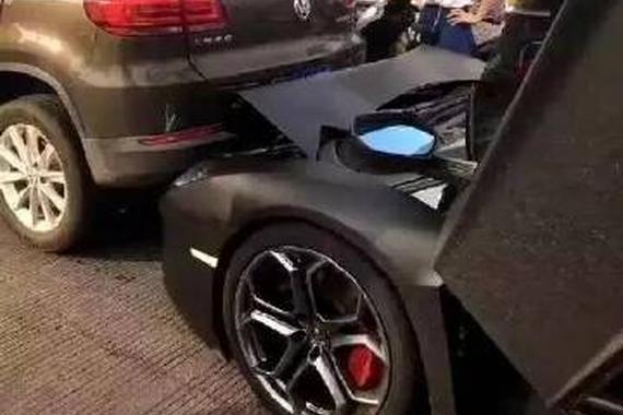 兰博基尼追尾大众 发动机撞没了