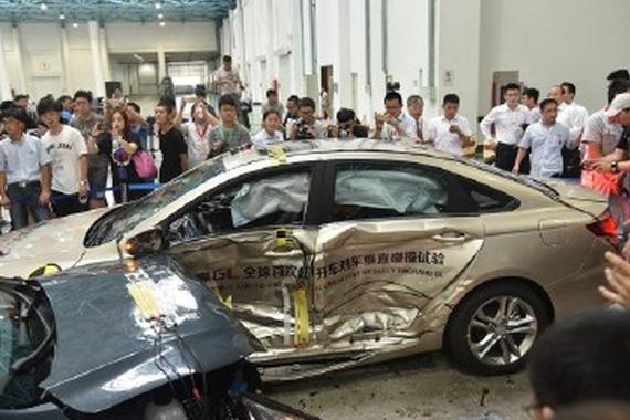 从“拆车直播”到“全球首撞” 吉利为何这么作？