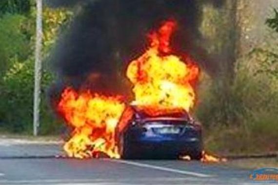 特斯拉P90D法国自燃 乘客60秒逃命