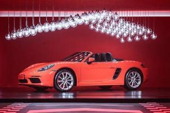 实拍保时捷车标制作过程