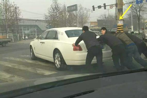 朋友结婚 帮忙借一辆劳斯莱斯