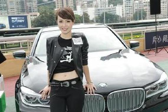 他是甄子丹亲妹妹 开宝马750