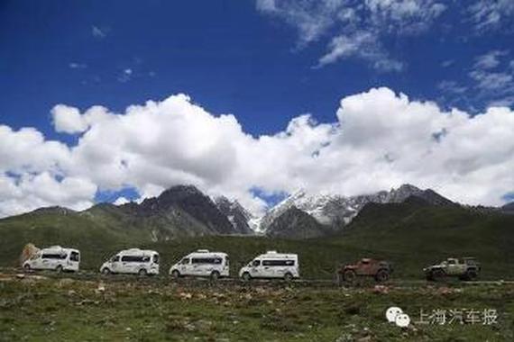 自驾突遇泥石流 他们选择车里煮茶看电影