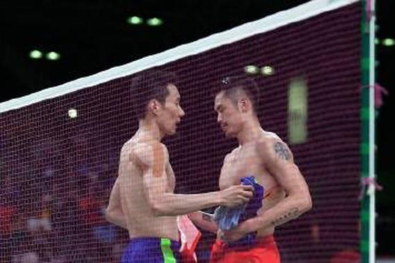 林李相拥致敬 感悟车企纷纷贴海报传问候