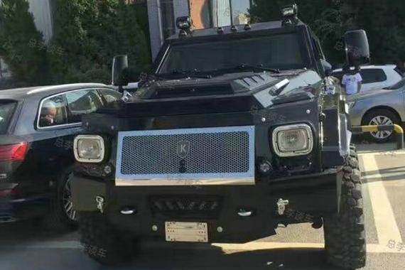 车管所偶遇千万防弹车上牌