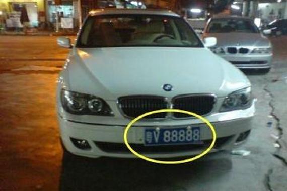 路边偶遇一辆宝马7系 车牌很霸气 