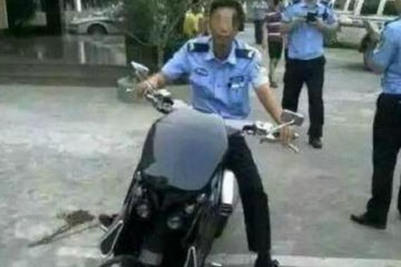 小伙开着百万摩托车上街太招摇