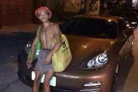 乞丐摇身一变成土豪 开着保时捷“上班”
