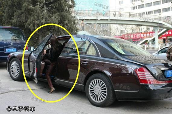 美女驾驶900多万的绝版豪车