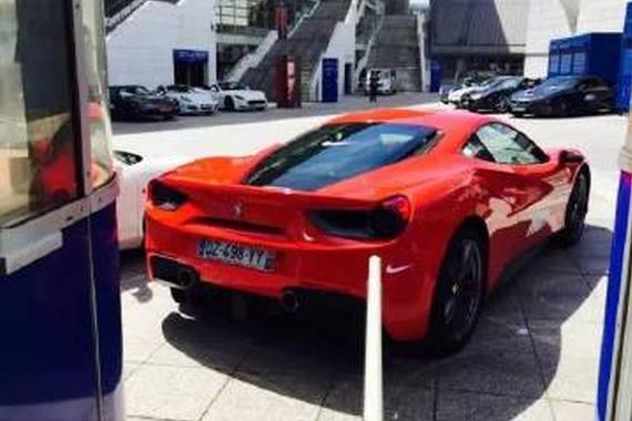 这辆红色法拉利啊 一颗赛艇