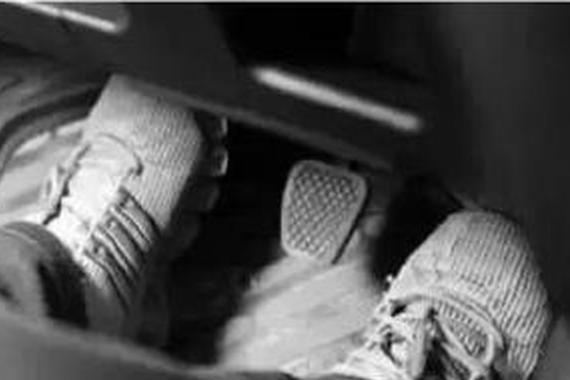 停车时先踩离合还是刹车？