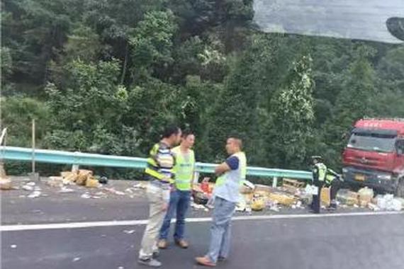 高速开车十大讨人嫌的动作，看你中了几条