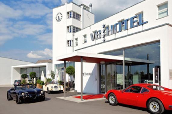 无数车迷热血沸腾的汽车主题酒店