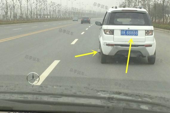 扬州霸气路虎 看车牌这车价值百万