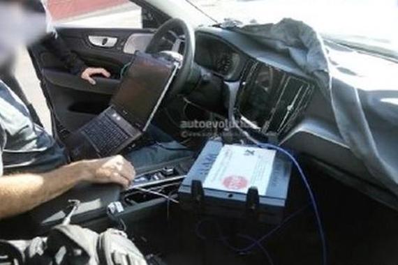 延续XC90设计 曝新沃尔沃XC60内饰谍照