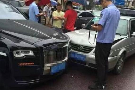买车不买保险到底危害多大？看捷达撞上劳斯莱斯
