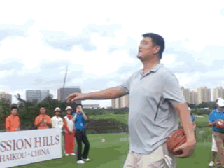姚明高尔夫球场玩篮球 跨界投不中画面太囧(gif)