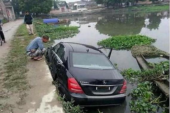 农村小伙开百万大奔相亲大意掉进池塘