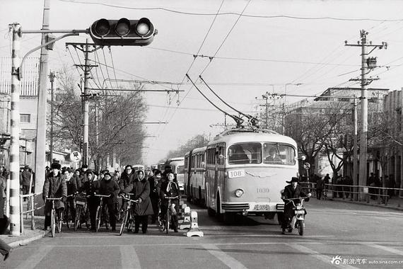 从马路到满街的停车场 北京交通演变
