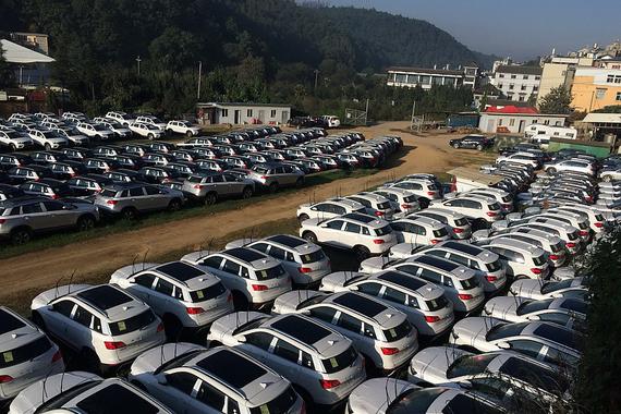 云南小山村坝子里隐藏着数千辆豪华小轿车