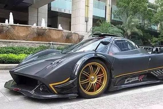 罕见跑车被围观 车牌就价值一座4S店