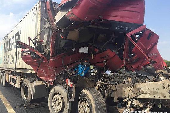 申城大雾S32申嘉湖高速多起追尾