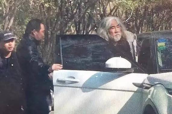 张纪中带人怒砸樊馨蔓家 私人豪车亮了