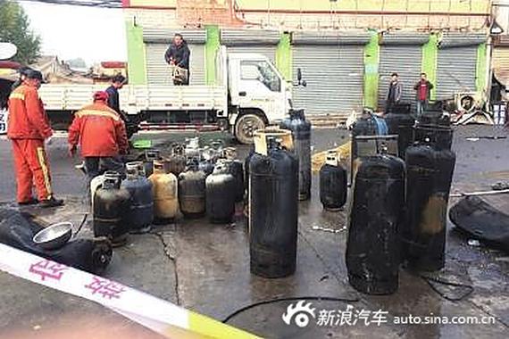 货车起火引爆煤气罐 车头车身炸分裂