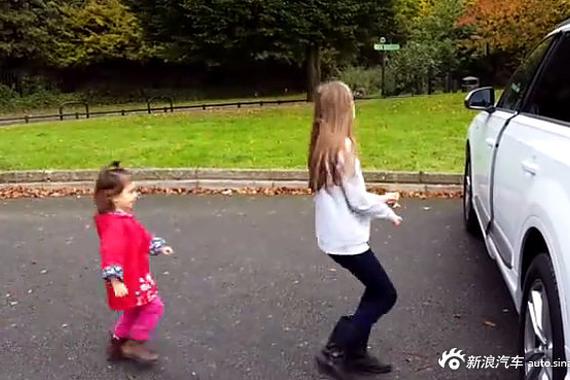 小孩开父母的车去购物 知道真相我眼泪掉下来